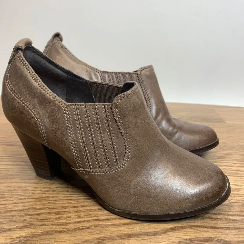 Clarks Artisan Distressed Leather‎ Boots Size 7 M Color Tan Heels Pull On Boots
